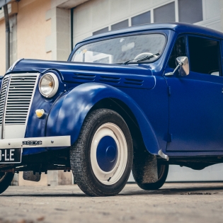 Ancienne voiture "Château des roches"